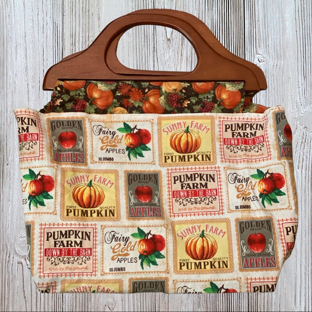 Fall Pumpkin Tote, Lightly used, Like new, Wood handles, Vintage Autumn design